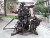 Esposta nel giardino del Municipio la scultura “L’Uomo di Sarajevo” dell'artista marchigiano Giuseppe Gentili