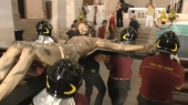 I vigili del fuoco hanno posizionato nel Duomo l’antico Crocifisso per la festa “Madonna del Pilerio”