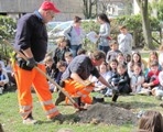 Diritto all’ambiente, valore irrinunciabile per i bambini.  Oltre 500 alunni hanno deciso di piantare 22 frassini nei giardini delle scuole coinvolte nel progetto“Diritti e Rovesci”