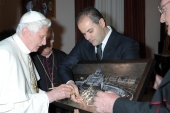 L’orafo Michele Affidato consegna a BenedettoXVI lo Stemma Papale realizzato come dono di benvenuto per la sua visita in terra di Calabria