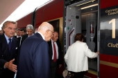 La prima volta di Napolitano con Italo. Il Capo dello Stato, accompagnato da Montezemolo e dai vertici Ntv, torna a Roma per la crisi a bordo del treno rosso AV