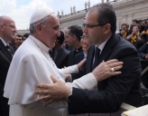 L’orafo Michele Affidato incontra e abbraccia Papa Francesco