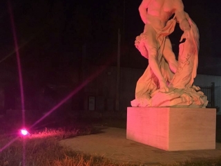 La statua di Milone si colora di rosa a sostegno della campagna promossa dalla Lilt