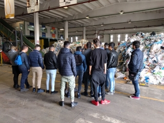 Bonifica e stoccaggio amianto, l’Ipsia di Cosenza visita l’impianto Ecoross di Rossano