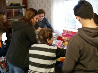 Casa Pound dona giocattoli ai bambini di Villa Betania