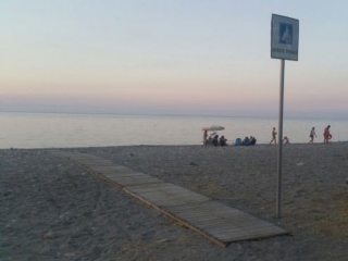 Cinque passerelle sulla spiaggia: facilitato accesso per disabili