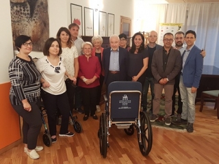 L’associazione Massimilano Adamo dona una sedia a rotelle all'Associazione Liberi nella sclerosi multipla