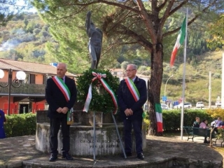 Ricordo dei caduti in guerra, il sindaco depone corona al monumento