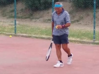 Un settantenne protagonista del Torneo di tennis