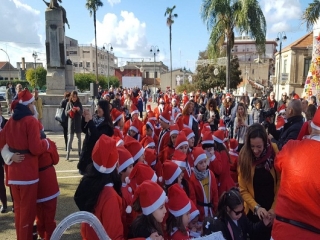 L'invasione di tanti Babbo Natale in sostegno dell’Ail