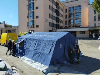Montata tenda per servizio pre-triage