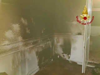 Incendio in abitazione, 90enne si salva uscendo