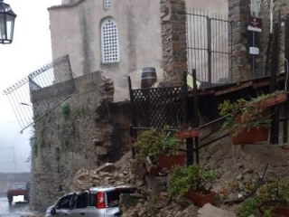 Maltempo, cade muro di recinzione della chiesa del San Marco
