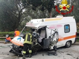 Incidente tra ambulanza e furgone: tre feriti