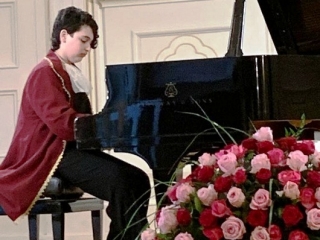 Neanche la pandemia ferma il giovane promettente pianista Louis Giò Palopoli