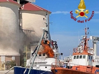 Rimorchiatore in fiamme nel porto, in salvo le persone a bordo