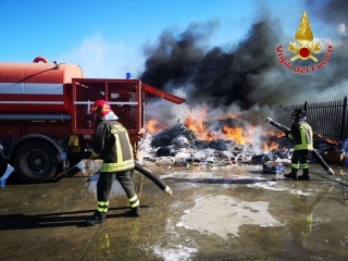 Incendio rifiuti capannone mercato ortofrutticolo Crotone