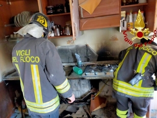 Incendio in un appartamento, salvata l'anziana proprietaria