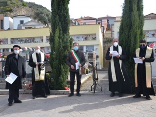 Sacerdoti e sindaco in preghiera al cimitero