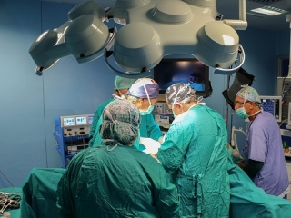 Chirurgia laparascopica, nuovo intervento record da iGreco