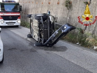 Incidente stradale in Via Argento, auto si ribalta. Ferita la conducente