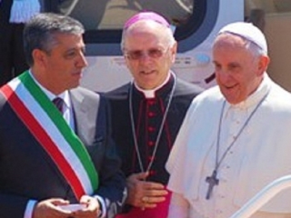 Il sindaco Gianni Papasso ricorda così, nel settimo anniversario, la venuta di Papa Francesco a Cassano
