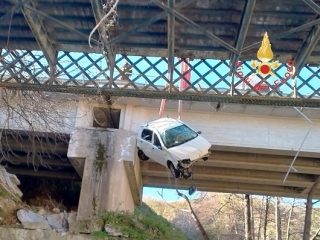 Auto precipita da un ponte nel crotonese, morto il conducente