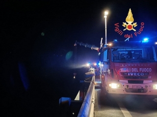 Tragico incidente stradale nella notte: autocarro precipita da 60 metri, due morti