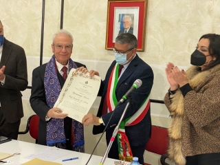 Il Consiglio comunale attribuisce la benemerenza civica al prof. Leonardo Alario