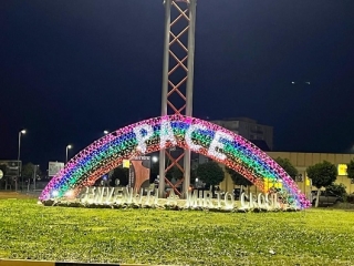 Il Comune installa l'Arco della Pace all'ingresso della cittadina