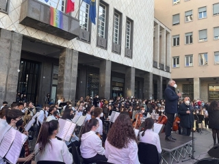 Piazza dei Bruzi gremita per il concerto inaugurale della Fiera di San Giuseppe