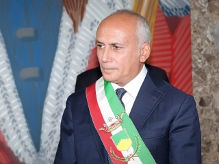 Il sindaco Caruso alla cerimonia di inaugurazione di Cosenza Capitale del Volontariato 2023