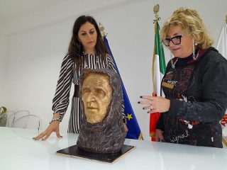 Letizia Cucciarelli dona al Comune una sua scultura sull'abate Gioacchino