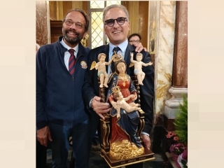 A Nettuno il maestro Peppe Spadafora incorona la statua itinerante della Madonna delle Grazie