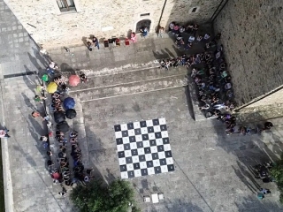 Prima edizione della partita a scacchi medievale con gli studenti