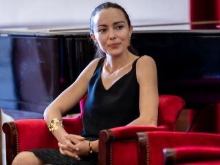 L'attrice Caterina Misasi insignita al Teatro Rendano del riconoscimento “Cosenza, tra partenze e ritorni”