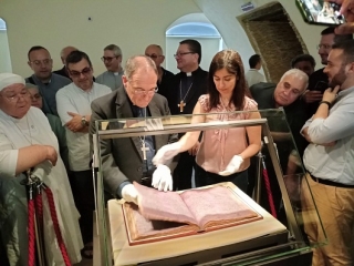 Sfogliano il Codex con Mons. Parisi