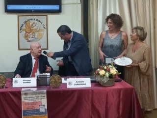 Il Circolo culturale attribuisce la tessera socio onorario al preside Carrisi
