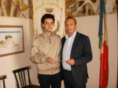 Il sindaco consegna un elogio a Paolo Bonifati, vittorioso tra i vincitori  del primo campionato italiano di cultura generale 2013