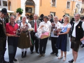 Il “Villacher Kirchtag” si presenta a Udine con il rito della spillatura