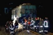 Treno travolge auto: sei morti
