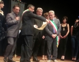 Cerimonia cittadinanza onoraria di Cassano allo Ionio all’orafo crotonese Gerardo Sacco: ha partecipato anche il sindaco Vallone