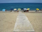 Un impianto sulla spiaggia per diversamente abili affinché l’estate sia uguale per tutti