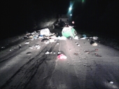 Cassonetti carichi di spazzatura rovesciati in mezzo alla strada