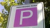 Parcheggi “rosa” per mamme e piccini: pronto il progetto grafico