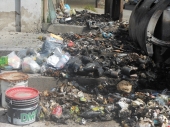 Emergenza rifiuti, cassonetti pieni e spazzatura incendiata in Viale della Repubblica