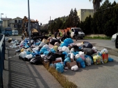 Rifiuti, iniziata rimozione spazzatura come previsto dall’ordinanza del sindaco. Riaperta scuola Via dell’Arte