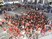 Piazza della Resistenza colorata dai ragazzi di Crotone che gridano no alla violenza sulle donne